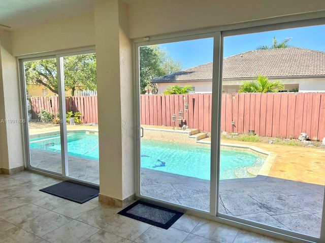 8899 NW 176th Ln, Hialeah, FL 33018