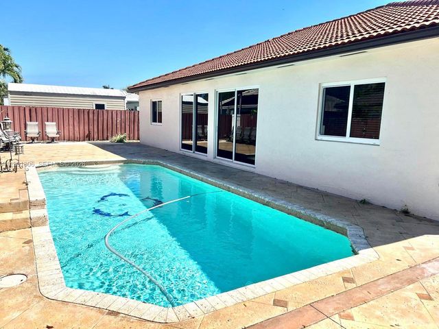 8899 NW 176th Ln, Hialeah, FL 33018