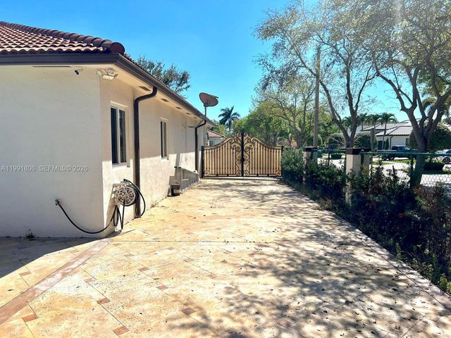 8899 NW 176th Ln, Hialeah, FL 33018