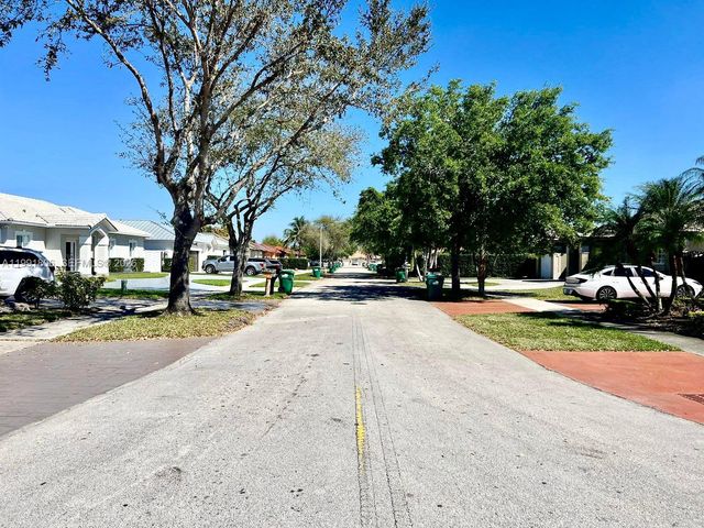 8899 NW 176th Ln, Hialeah, FL 33018