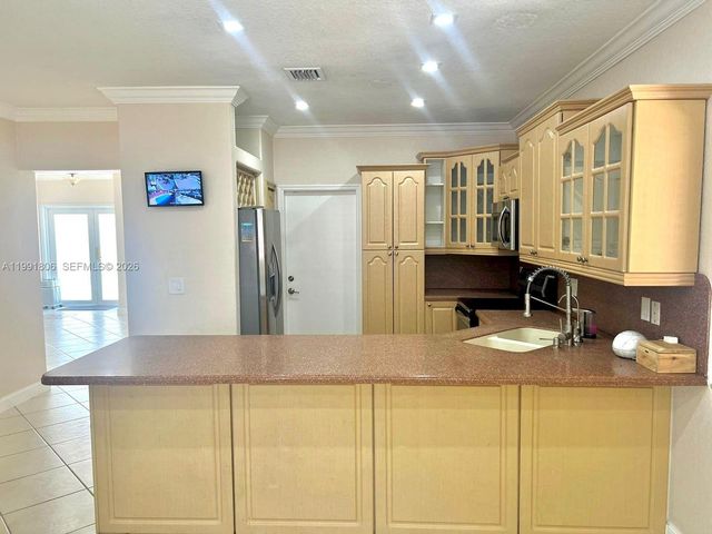 8899 NW 176th Ln, Hialeah, FL 33018