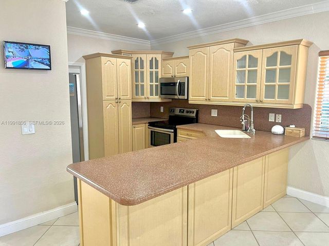 8899 NW 176th Ln, Hialeah, FL 33018