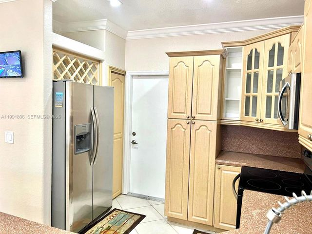 8899 NW 176th Ln, Hialeah, FL 33018