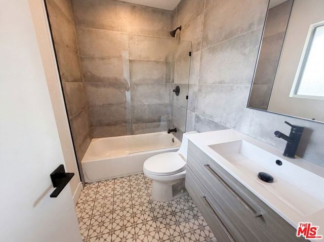 7300 Corbin Avenue M, Reseda, CA 91335