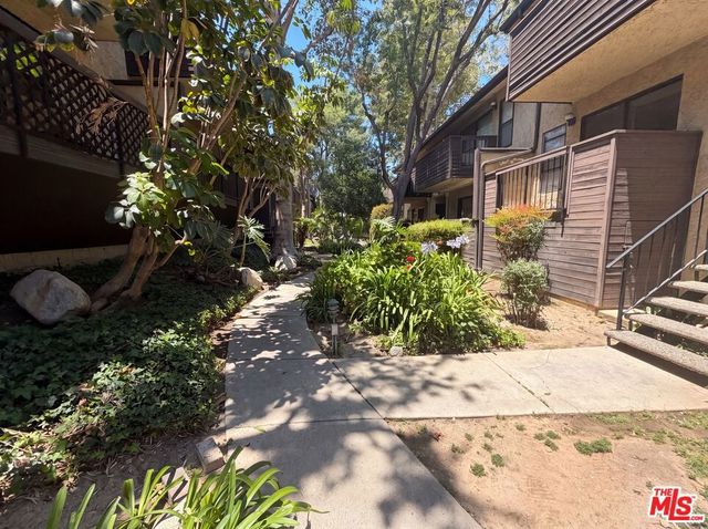 7300 Corbin Avenue M, Reseda, CA 91335