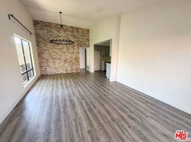 7300 Corbin Avenue M, Reseda, CA 91335