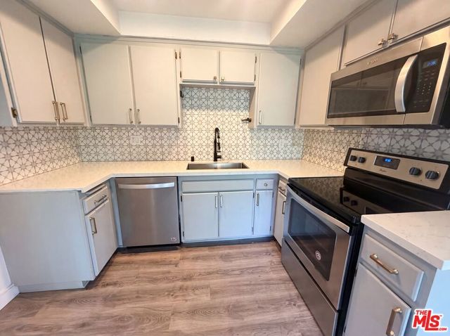 7300 Corbin Avenue M, Reseda, CA 91335