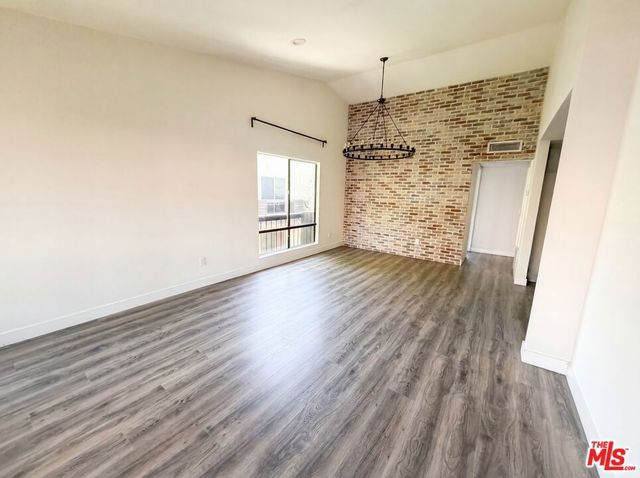 7300 Corbin Avenue M, Reseda, CA 91335