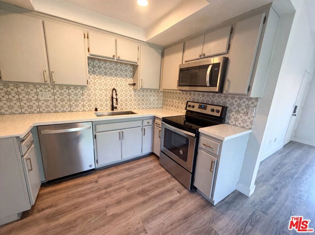 7300 Corbin Avenue M, Reseda, CA 91335