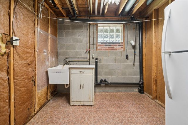 952 Murphy Dr, Canton Twp, PA 15301