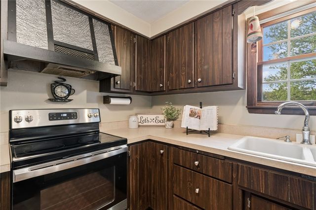 952 Murphy Dr, Canton Twp, PA 15301