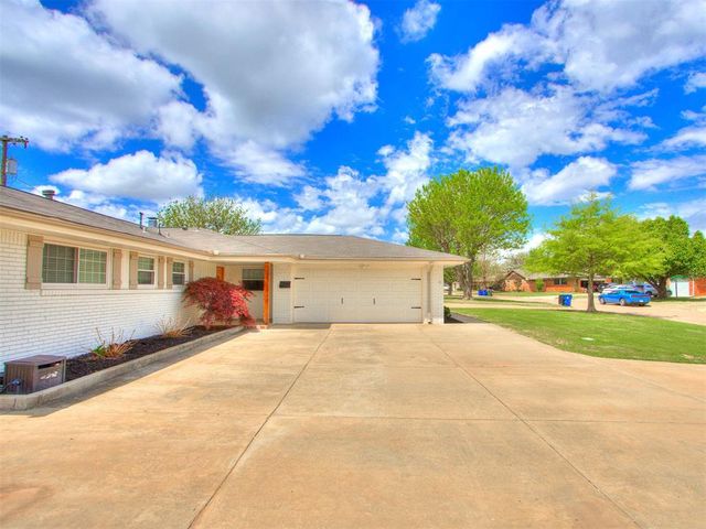 2720 Chaucer Drive, The Village, OK 73120