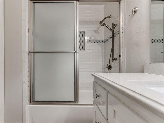 2720 Chaucer Drive, The Village, OK 73120