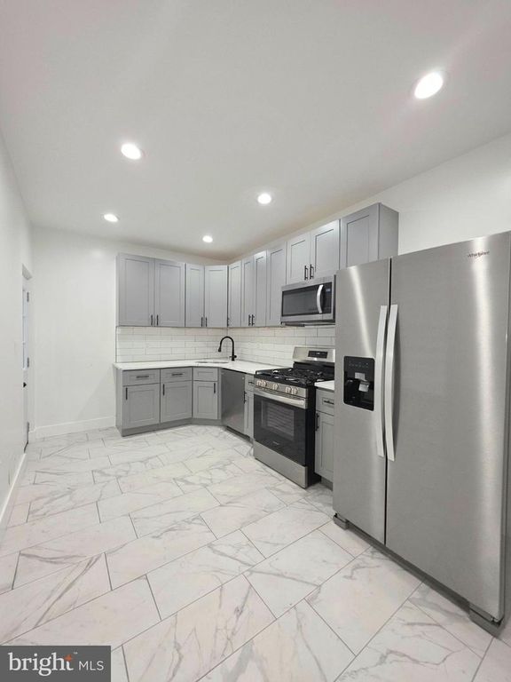 904 STERNER ST, PHILADELPHIA, PA 19133 — photo 2