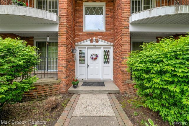 1711 Huntingwood Lane C, Bloomfield Charter Township, MI 48304