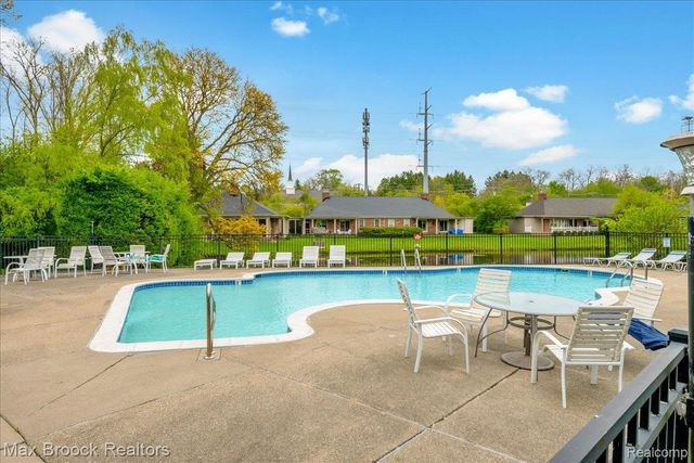 1711 Huntingwood Lane C, Bloomfield Charter Township, MI 48304