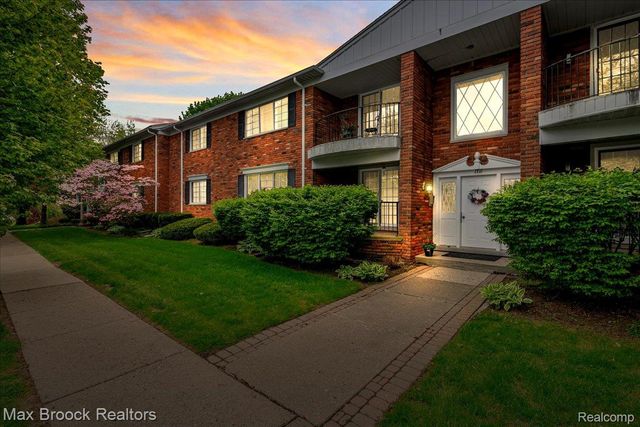 1711 Huntingwood Lane C, Bloomfield Charter Township, MI 48304