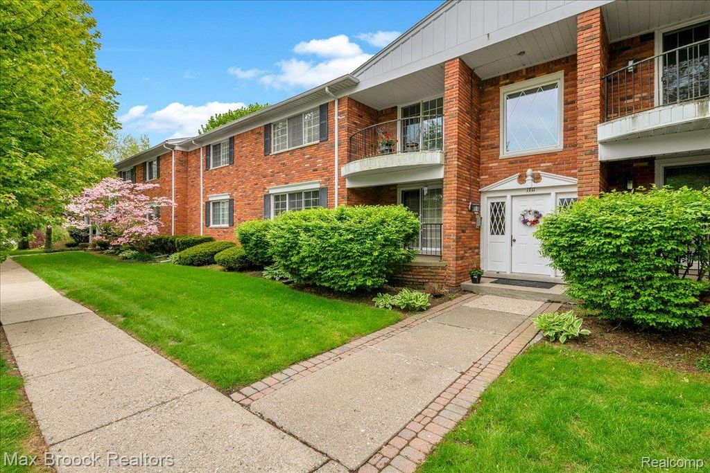 1711 Huntingwood Lane C, Bloomfield Charter Township, MI 48304
