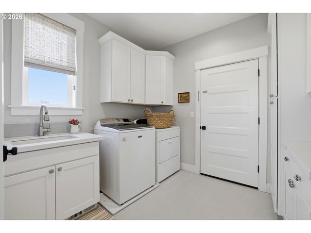 19065 Ne BEAVER Ln, Aurora, OR 97002