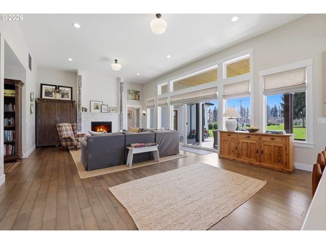 19065 Ne BEAVER Ln, Aurora, OR 97002