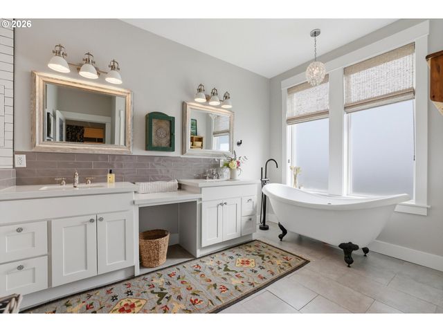 19065 Ne BEAVER Ln, Aurora, OR 97002
