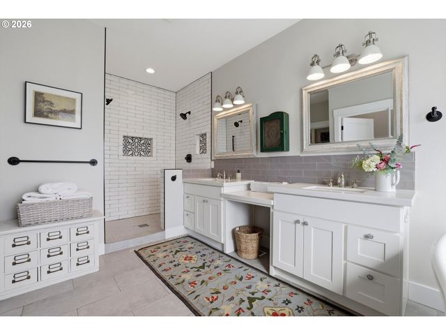19065 Ne BEAVER Ln, Aurora, OR 97002