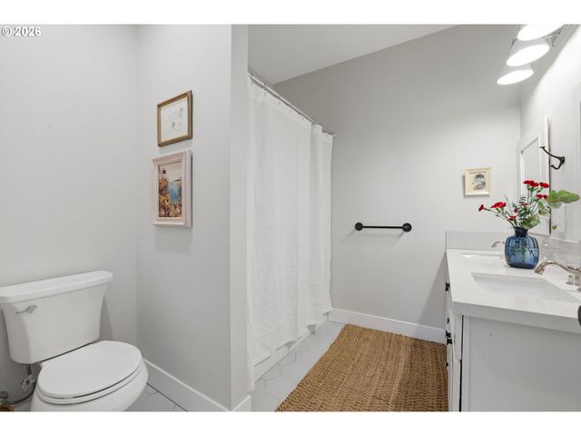 19065 Ne BEAVER Ln, Aurora, OR 97002