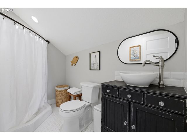 19065 Ne BEAVER Ln, Aurora, OR 97002