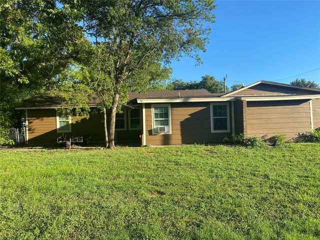 1205 E Henderson Street, Cleburne, TX 76031