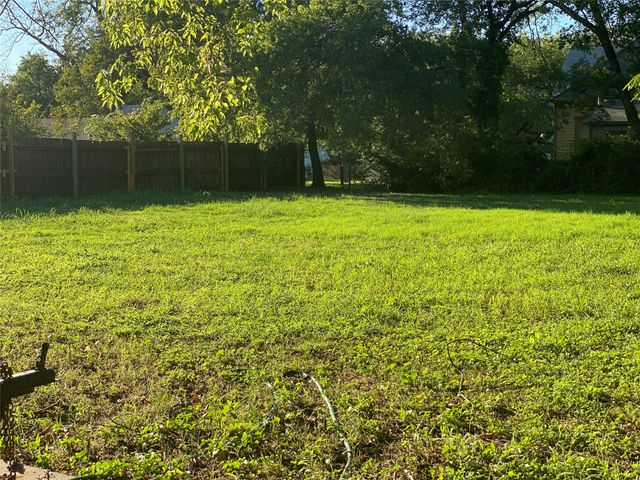 1205 E Henderson Street, Cleburne, TX 76031