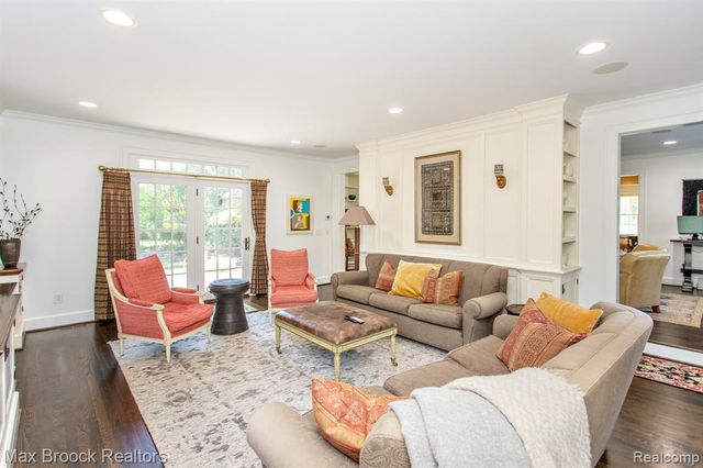 26255 Pembroke Road, Huntington Woods, MI 48070