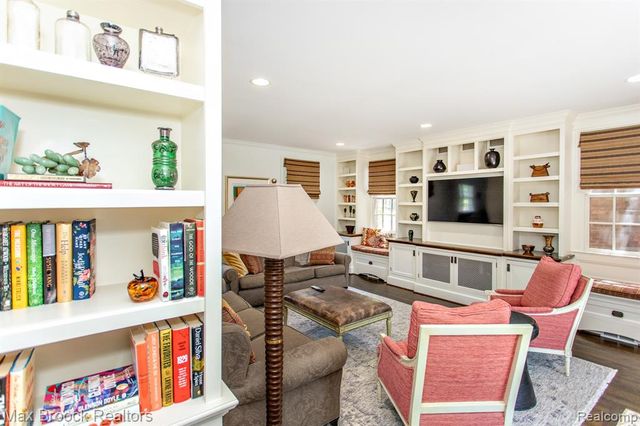 26255 Pembroke Road, Huntington Woods, MI 48070