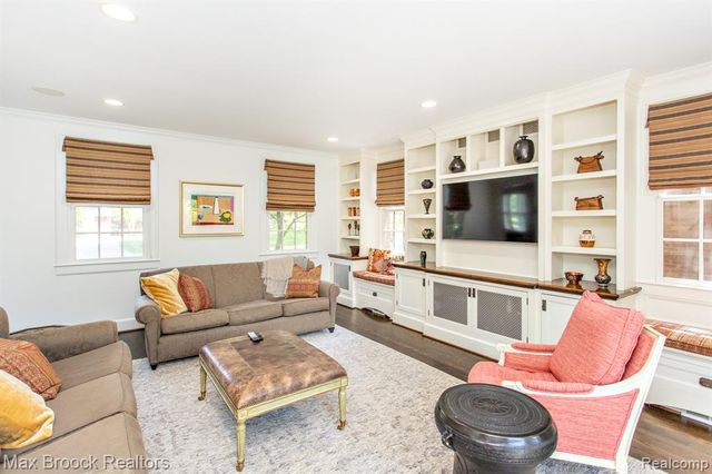 26255 Pembroke Road, Huntington Woods, MI 48070