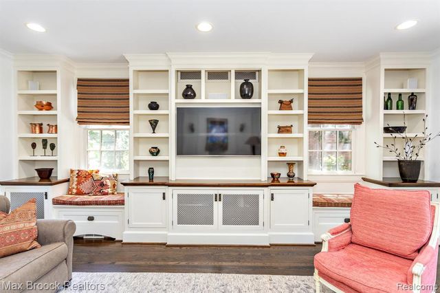 26255 Pembroke Road, Huntington Woods, MI 48070