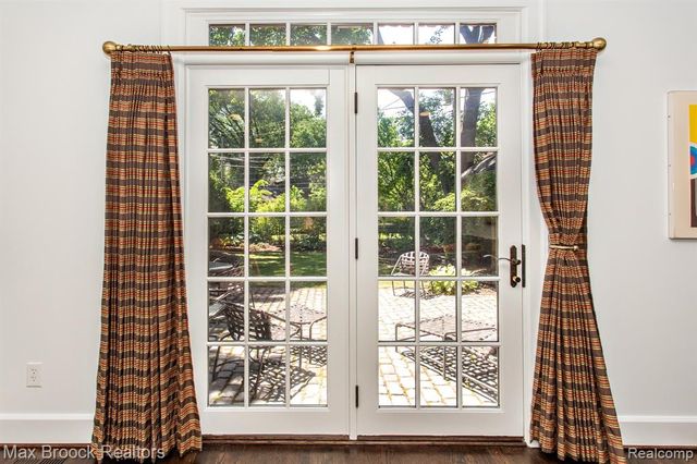26255 Pembroke Road, Huntington Woods, MI 48070