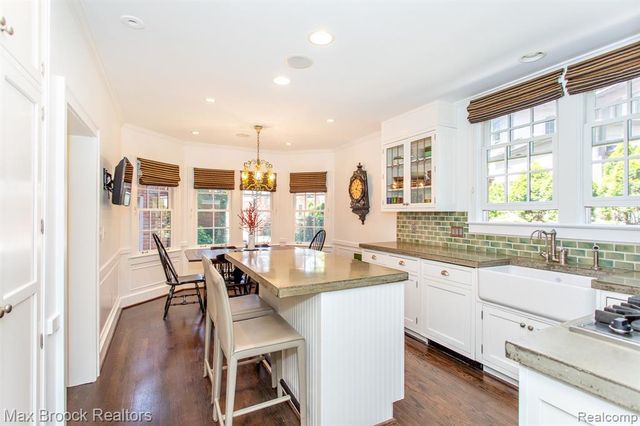 26255 Pembroke Road, Huntington Woods, MI 48070