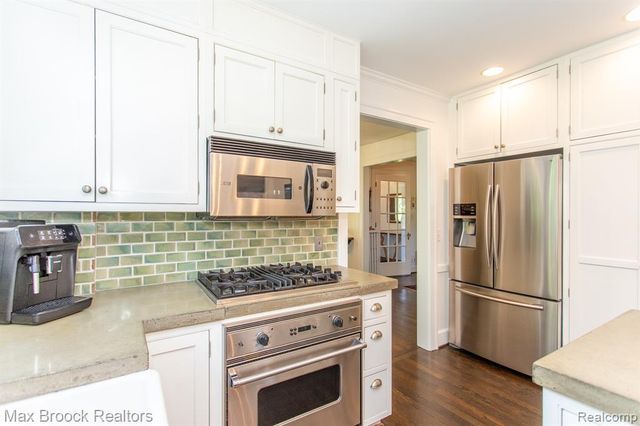 26255 Pembroke Road, Huntington Woods, MI 48070
