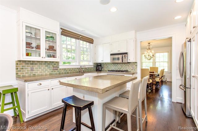 26255 Pembroke Road, Huntington Woods, MI 48070