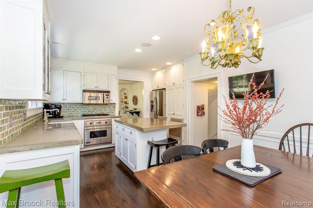 26255 Pembroke Road, Huntington Woods, MI 48070