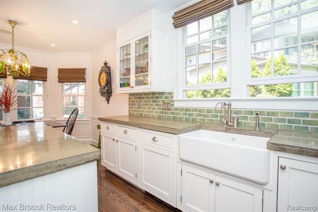 26255 Pembroke Road, Huntington Woods, MI 48070