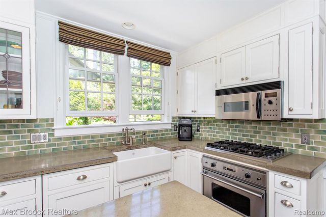 26255 Pembroke Road, Huntington Woods, MI 48070