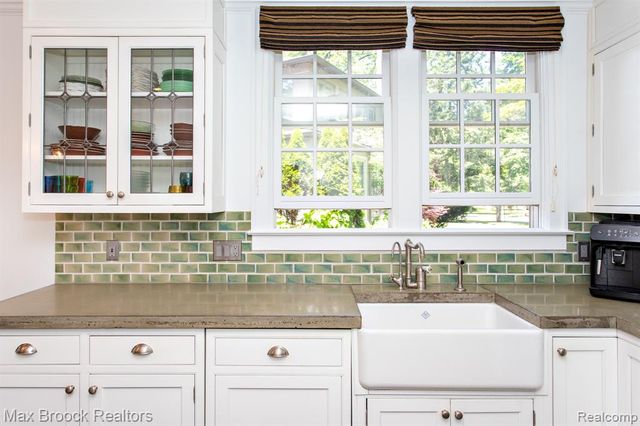26255 Pembroke Road, Huntington Woods, MI 48070