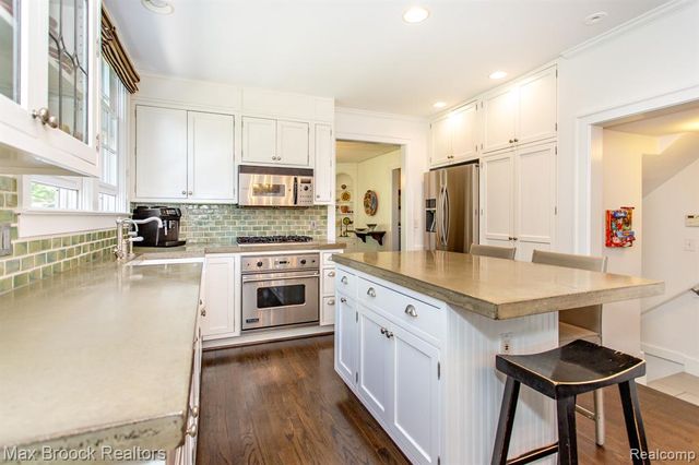26255 Pembroke Road, Huntington Woods, MI 48070