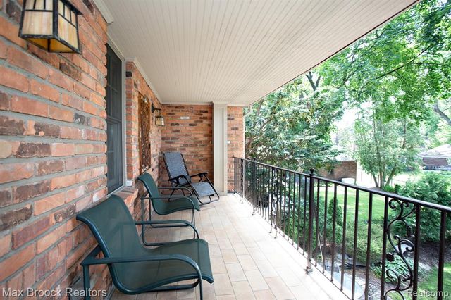 26255 Pembroke Road, Huntington Woods, MI 48070