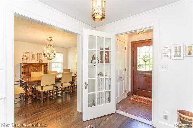 26255 Pembroke Road, Huntington Woods, MI 48070