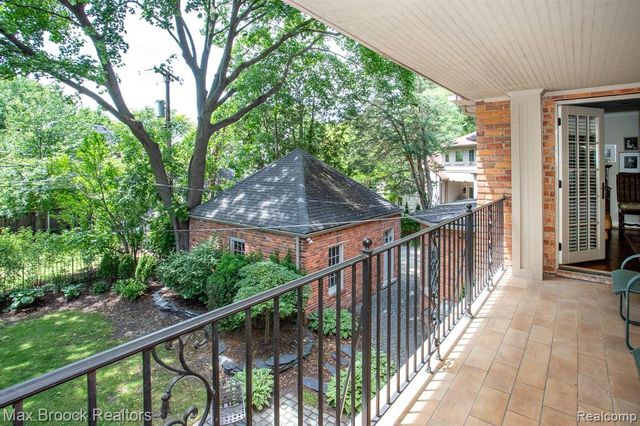 26255 Pembroke Road, Huntington Woods, MI 48070