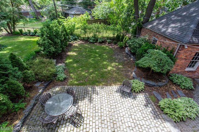 26255 Pembroke Road, Huntington Woods, MI 48070
