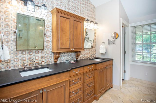 26255 Pembroke Road, Huntington Woods, MI 48070