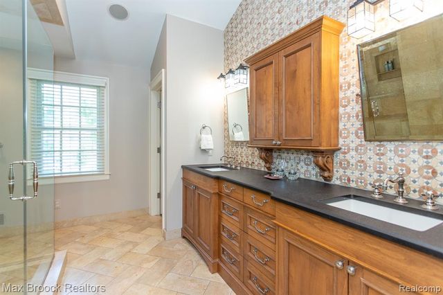 26255 Pembroke Road, Huntington Woods, MI 48070