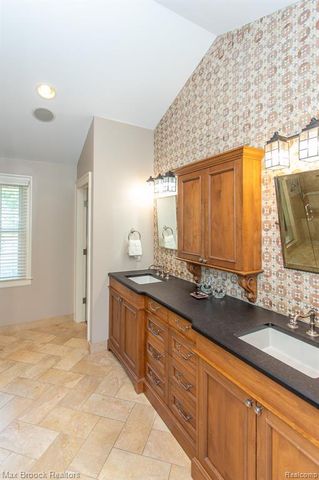 26255 Pembroke Road, Huntington Woods, MI 48070